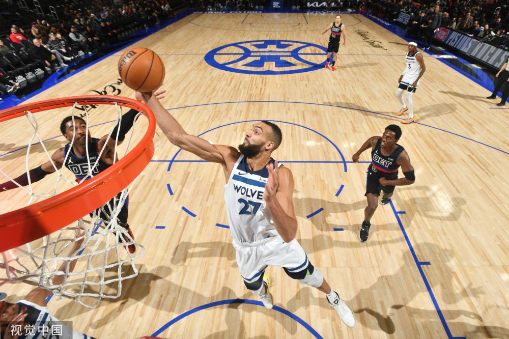 禁区外轰出 禁区外轰出