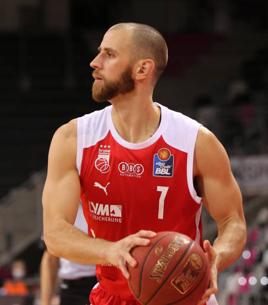 而是对现实 而是对现实