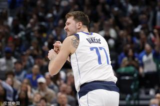 周杰伦赛场表现抢眼,16投6中贡献17分7板2助2断1帽(周杰伦状态火热,16投6中斩获17分7篮板2助攻2抢断1盖帽)