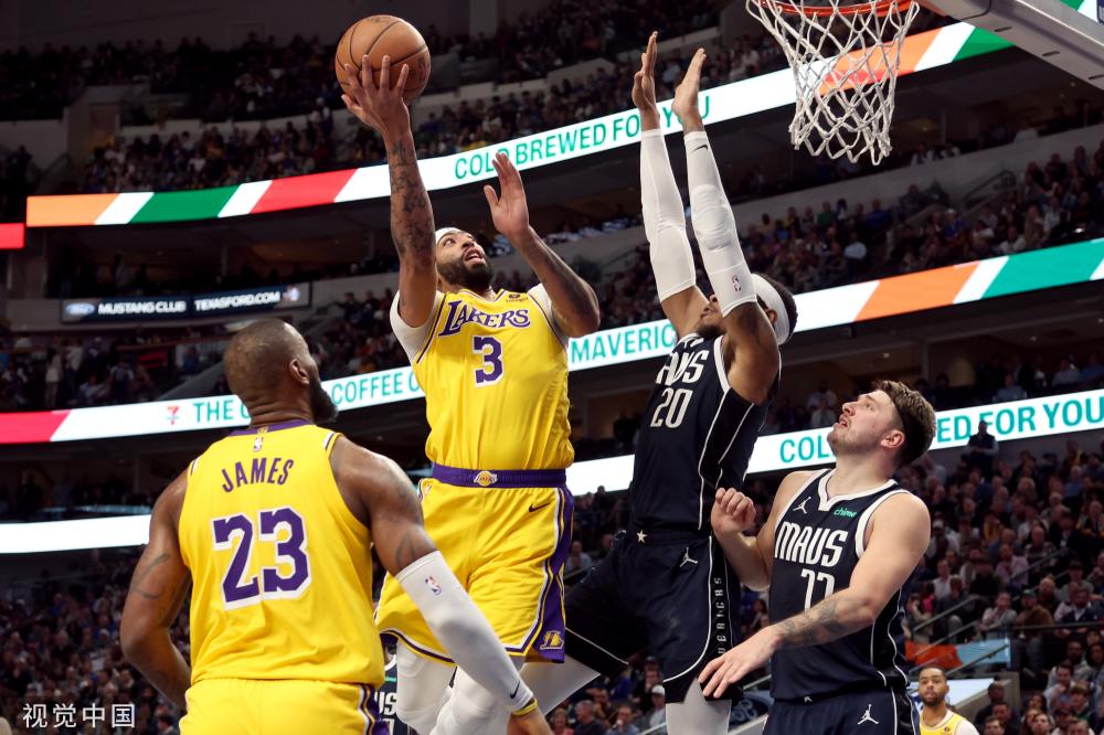 周杰伦赛场表现抢眼,16投6中贡献17分7板2助2断1帽(周杰伦状态火热,16投6中斩获17分7篮板2助攻2抢断1盖帽)